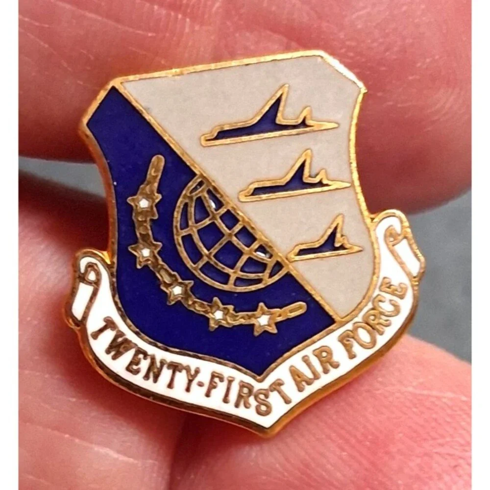 USAF Twenty-First Air Force Crest Enamel Lapel Pin Blue White Gold Tone Insignia
